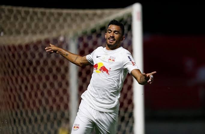 Volante Raul, alvo do Fluminense, com a camisa do Bragantino