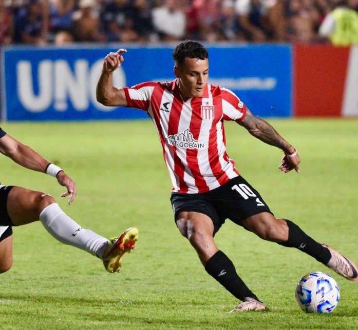 Tiago Palacios, meia de 23 anos do Estudiantes, está na mira do Fluminense.