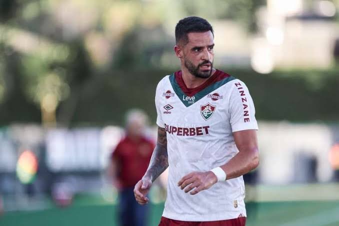 Renato Augusto, que voltou aos treinos com bola no Flu, não decidiu sobre aposentadoria