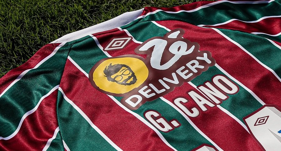 Zé Delivery volta a patrocinar o uniforme do Fluminense. Se em 2023 a marca era exposta nas costas da camisa, agora será na parte traseira do short.