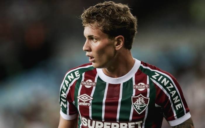 Léo Jance volta a treinar na equipe profissional do Fluminense