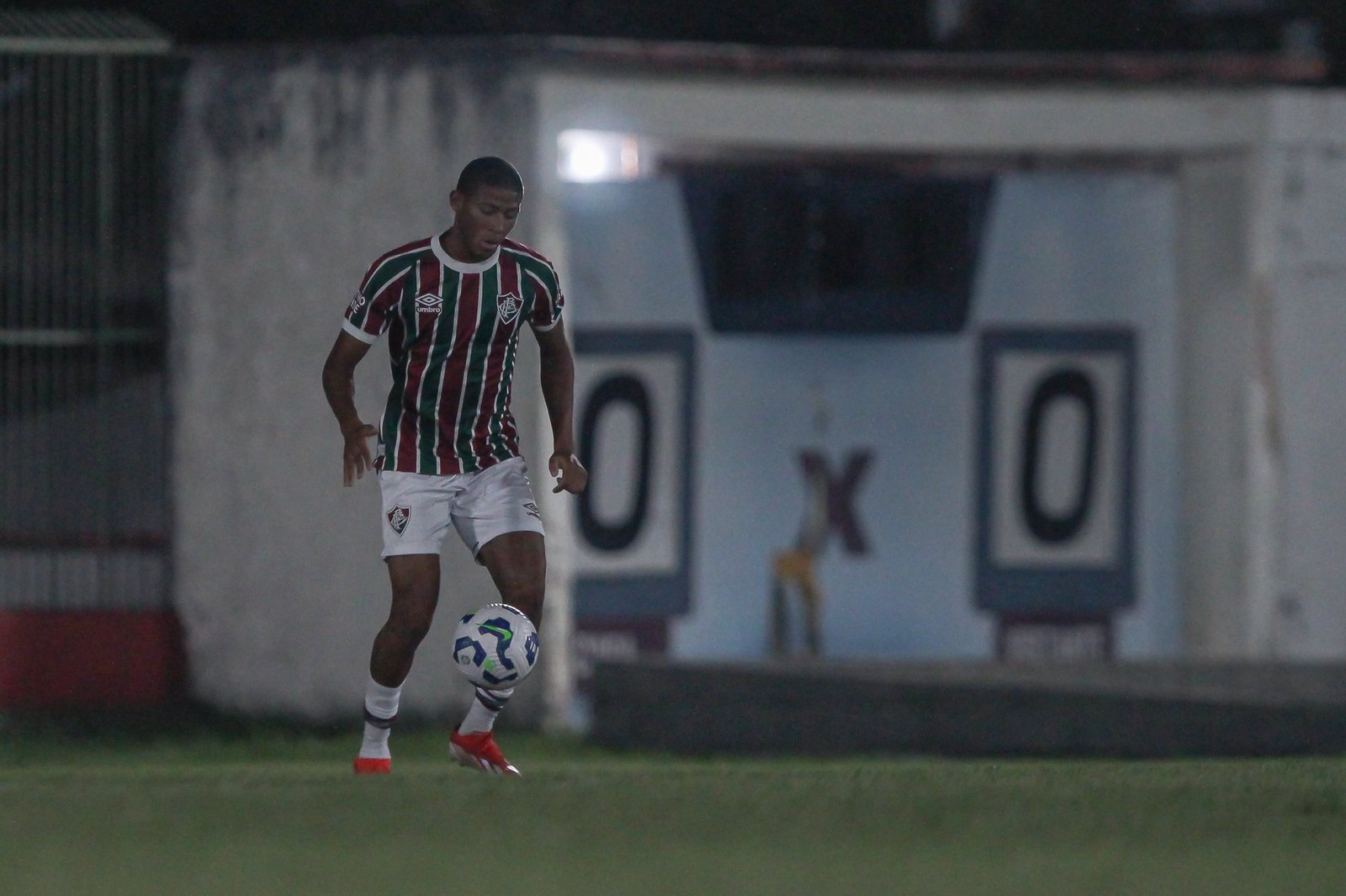 Fábio José, de 16 anos, assina seu primeiro contrato profissional com o Fluminense