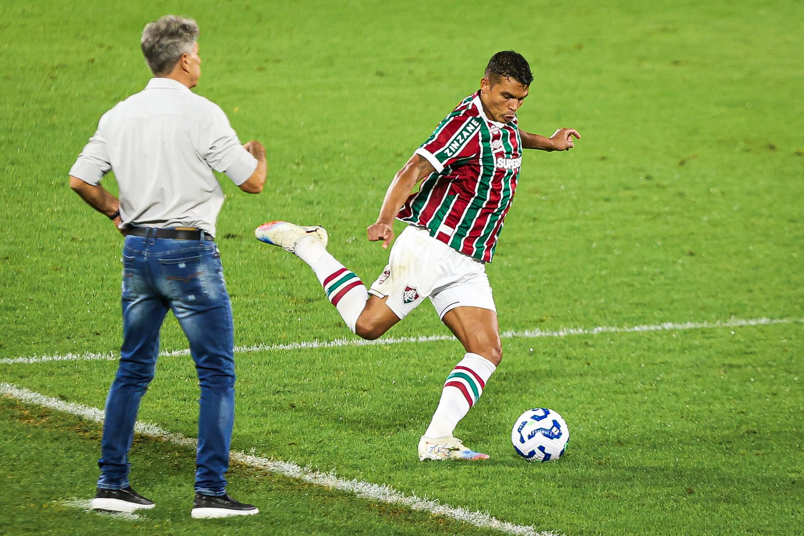 Thiago Silva volta a sofrer com lesões