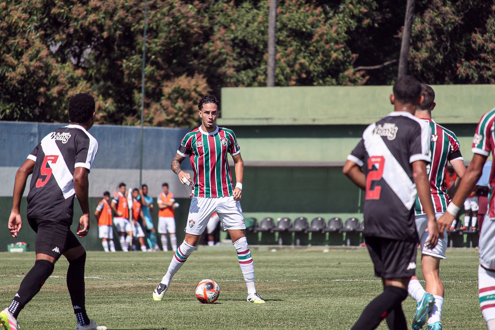 Após período de empréstimo junto ao Palmeiras, meia volta a atuar na derrota por 2x1 sobre o Vasco.