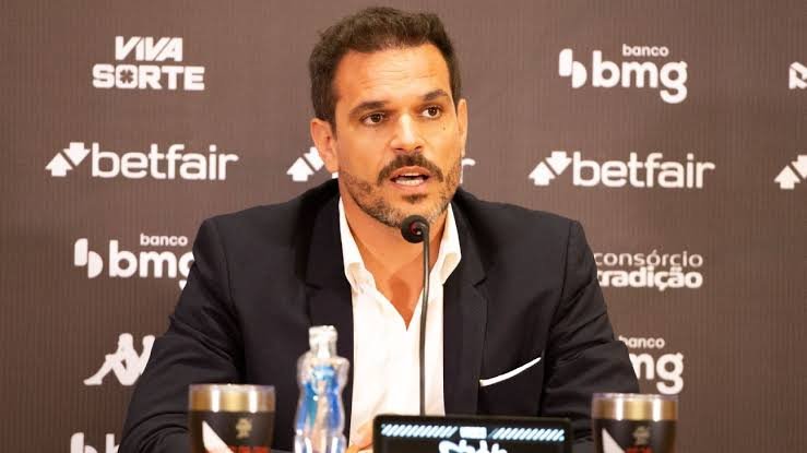Vasco anuncia a contratação de Robert Renan. Zagueiro foi alvo do Fluminense no passado.