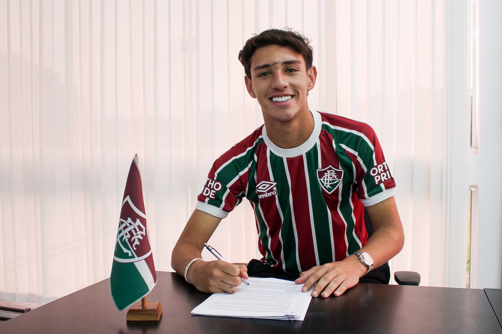 Fluminense anuncia acerto com o volante Ronald, de 16 anos.