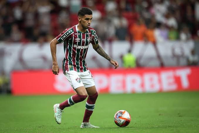 Fluminense e Riquelme Felipe assinam a renovação de contrato