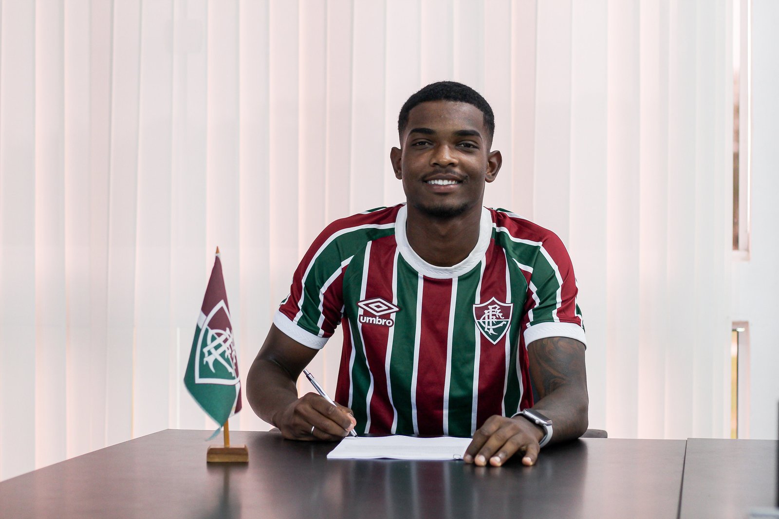 Fluminense assina novo contrato com Loiola