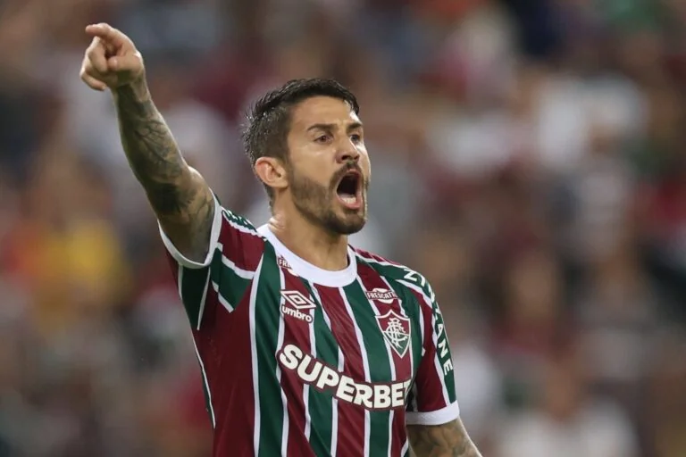 Atacante desperta interesse e pode deixar o Fluminense em 2026. Clube da Série A demonstra interesse na contratação.