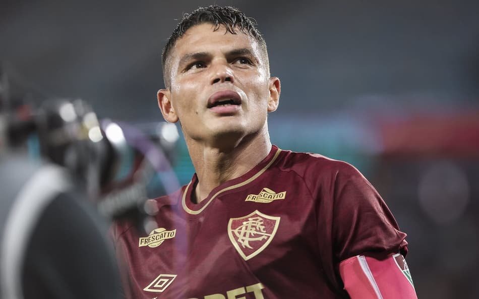 Thiago Silva pode deixar o Fluminense ao final da temporada, afirma jornalista. Distância da família seria o principal fator.