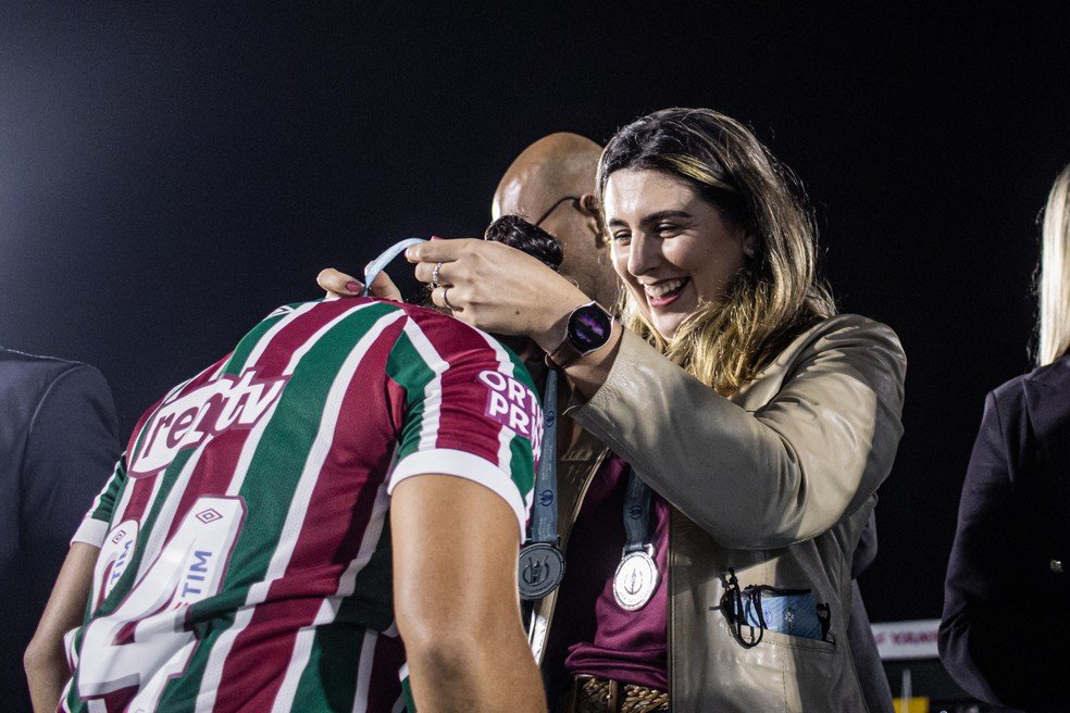 Fluminense anunciou oficialmente a renovação de contrato da lateral-esquerda Sorriso. Novo vínculo vai até o final de 2027.