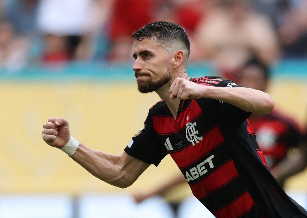 Flamengo espera contar com o retorno do volante Jorginho no clássico contra o Fluminense,