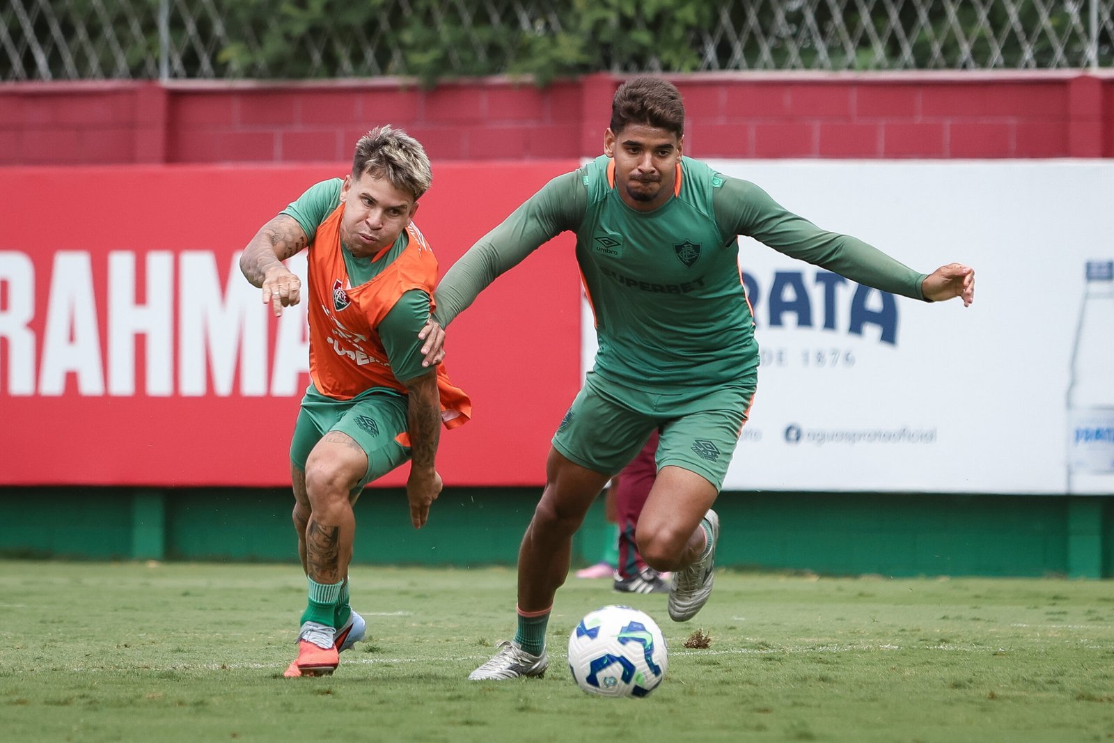 Fluminense encaminha saída de atacante. Fora dos planos para 2026, o jogador deixará o Tricolor por empréstimo.