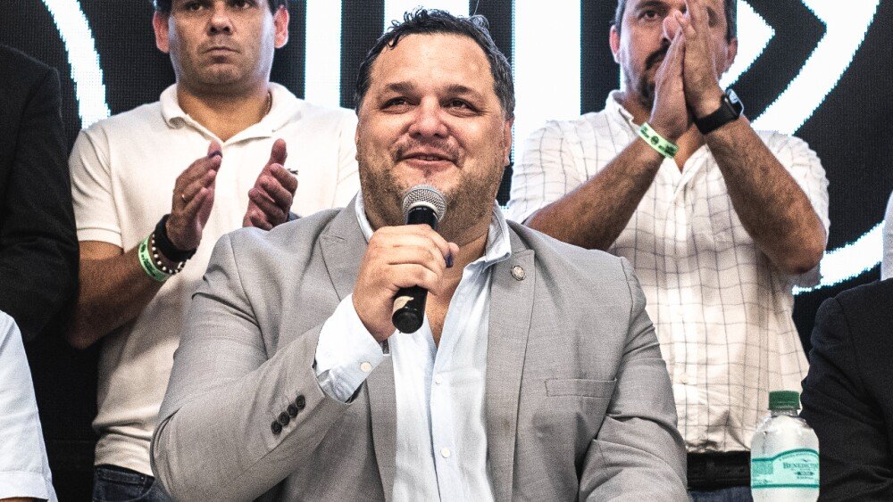 Após extensa novela, meia tem futuro definido e encaminha sua saída do Fluminense